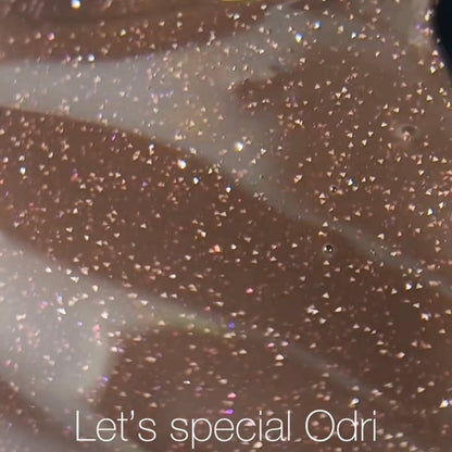 Vernis gel réfléchissant NAILSOFTHENIGHT. Laissez-nous vous présenter Odri spécial