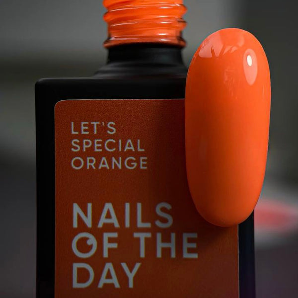 Vernis gel NAILSOFTHEDAY, teinte orange spéciale.