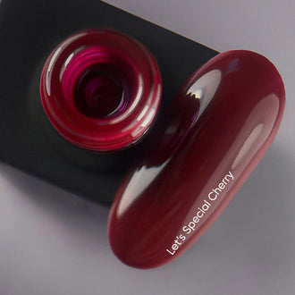 Vernis gel NAILSOFTHEDAY, teinte cerise spéciale.